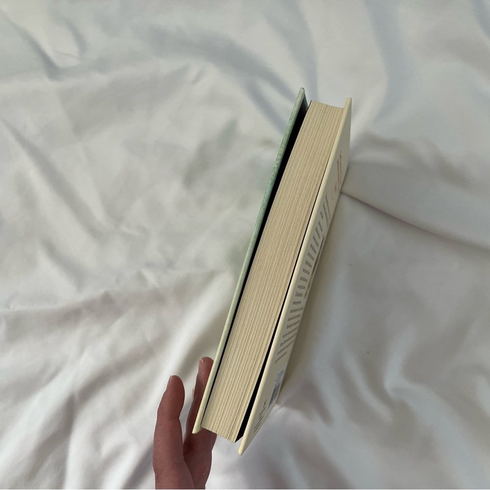 "the life-changing magic of tidying up" by Marie Kondo - Picture 6 of 7